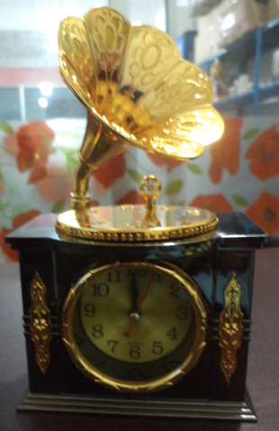গ্রামোফোন ক্লক শো-পিস